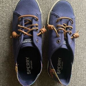 Women’s size 6 1/2 SPERRY Crest Vibe Linen Sneaker Navy Leather Laces